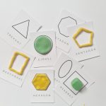 Modellervoks i grøn og gul formet til geometriske figurer ved hjælp af forskellige geometrikort.