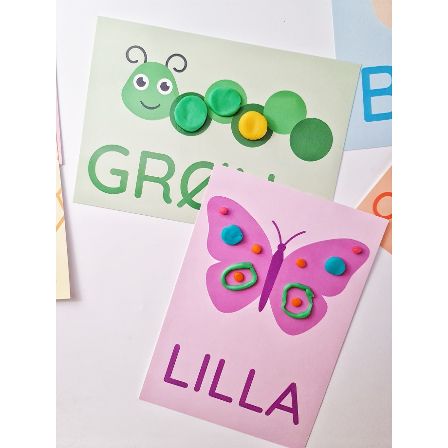 Farvekort, hvor børn kan lære om farver. Lilla kort med sommerfugl og grønt kort med larve er dekoreret med modellervoks.