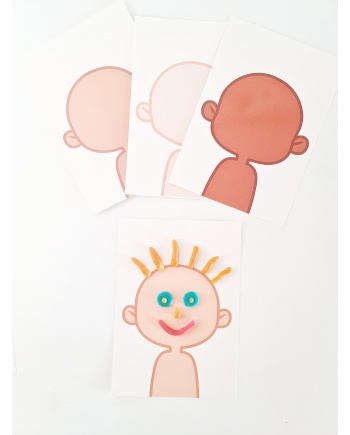 4 forskellige opgavekort med blanke ansigter. På et af kortene er der formet øjne, mund, næse og hår i modellervoks.