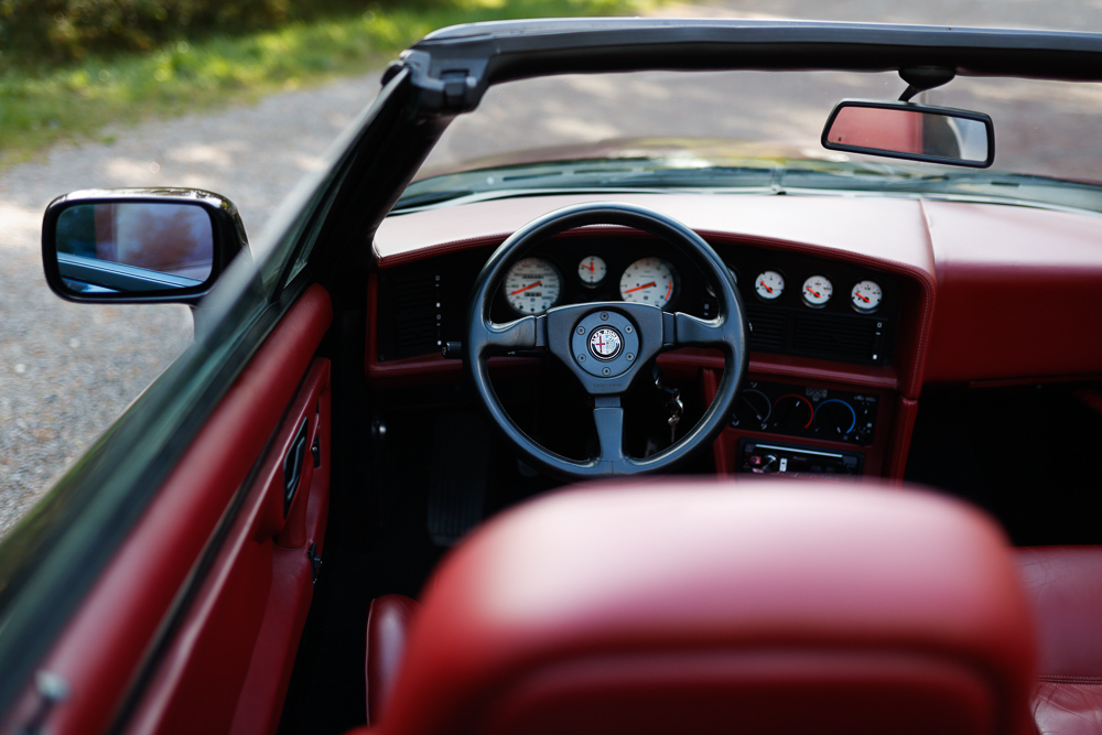 Alfa-Romeo-RZ-black-interior-steering-wheel
