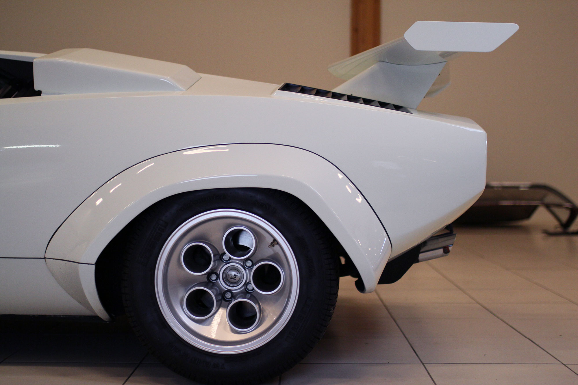 LAmborghini Countach lp 400s white  Rear End with huge wing