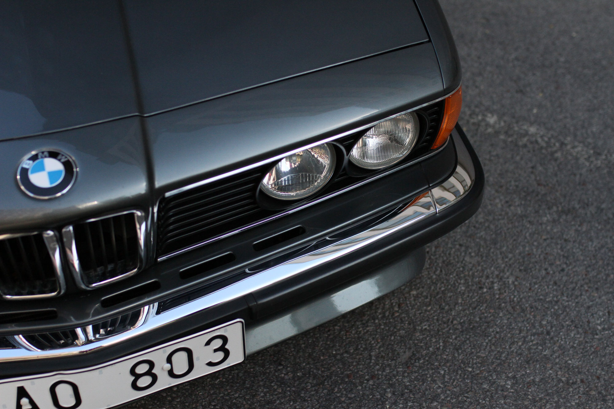 Close up headlights - BMW 635