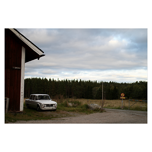 Alfa-Romeo-Giulia-1300-TI-–-Beside-old-house