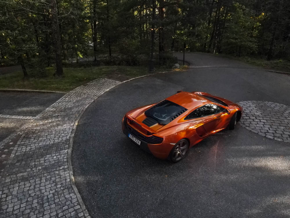 McLaren-mp4-12c-behind-from-the-air