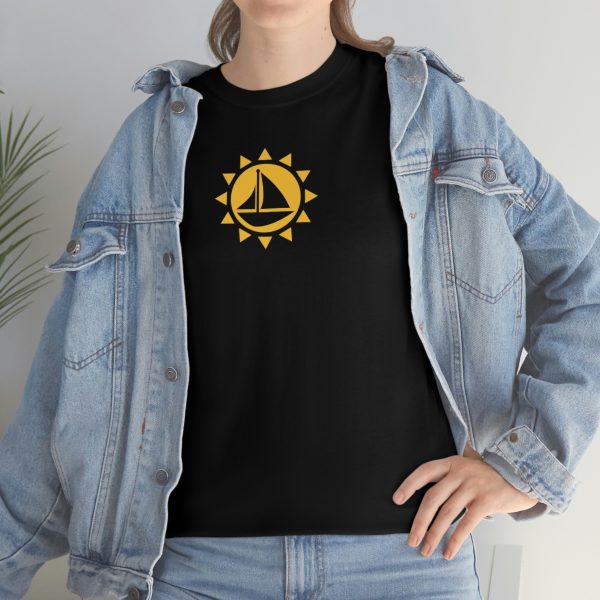 Sailboat and sun - Unisex Heavy Cotton Tee