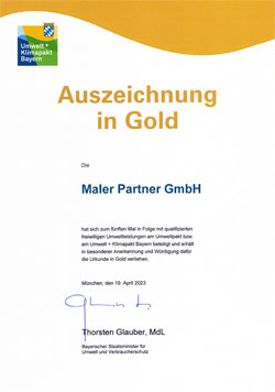 MalerPartner-Gold-Umweltzertifikat_250 Liebe Lory, wir glauben, da sind aufgrund des Hungers auf Ihrer Seite und des Stresses auf unserer Seite ein paar unnötige Missverständnisse entstanden. Dass Sie unzufrieden sind, ist wirklich unnötig... und wir lachen ganz sicher niemanden aus. Aber, es ist in den Hochphasen der Bestellungen wirklich herausfordernd, auf Extrawünsche einzugehen, zumal wir Brokkoli noch nicht mal als Extra-Option bei den Pizzen haben. Das heißt aber nicht, dass wir Ihnen "Reste" auf die Pizza machen, sondern es war kleingeschnittener Brokkoli, damit der oben nicht schwarz wird und verbrennt. Wir bedauern, dass Sie sich so ärgern... reden Sie doch das nächste Mal einfach mit uns - so eine Bewertung hier bei Google (auch wenn man sie ändern kann), ist immer so final... das ist doch eigentlich unnötig und übertrieben. Herzliche Grüße aus dem Central