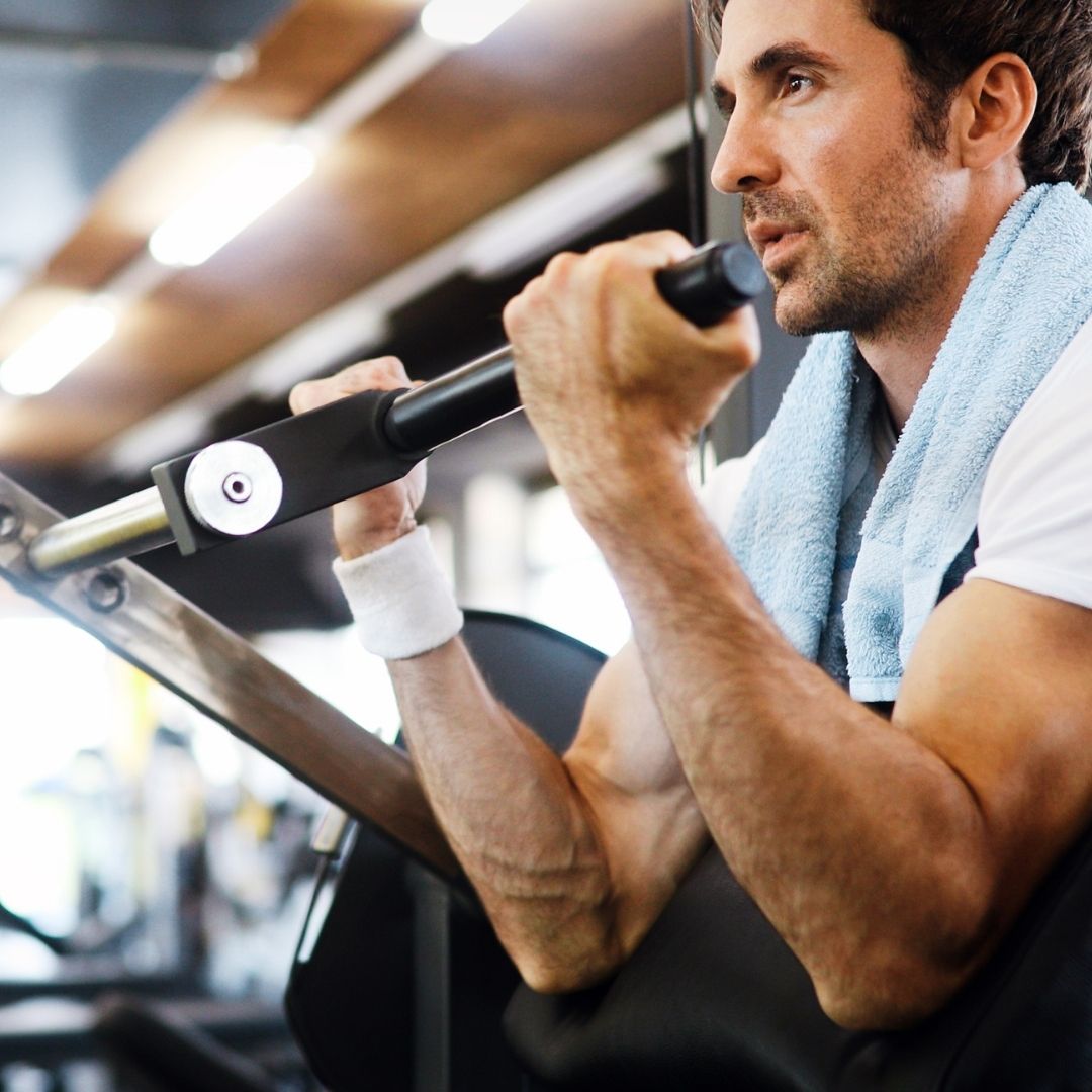 man fitnesstoestel roei
