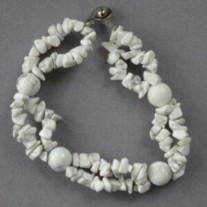 Armband uit Howlite splitkralen en kralen.