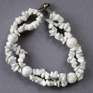 Armband uit Howlite splitkralen en kralen.