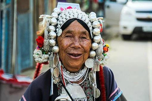 vrouw in traditionele klederdracht