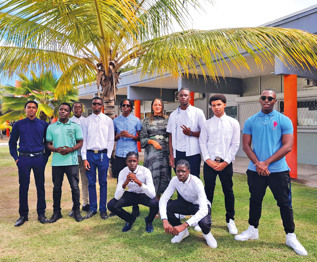 Journée De Lelégance Au Lycée Professionnel Daniella Jeffry Plusieurs élèves Et Professeurs