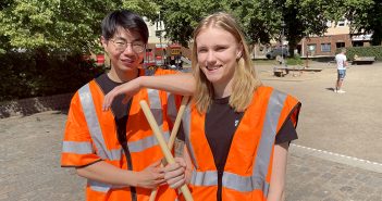 Kevin Shen och Filippa Reimegård ska tillsammans med feriearbetare hålla rent och snyggt i utemiljön i Kville hela sommaren.