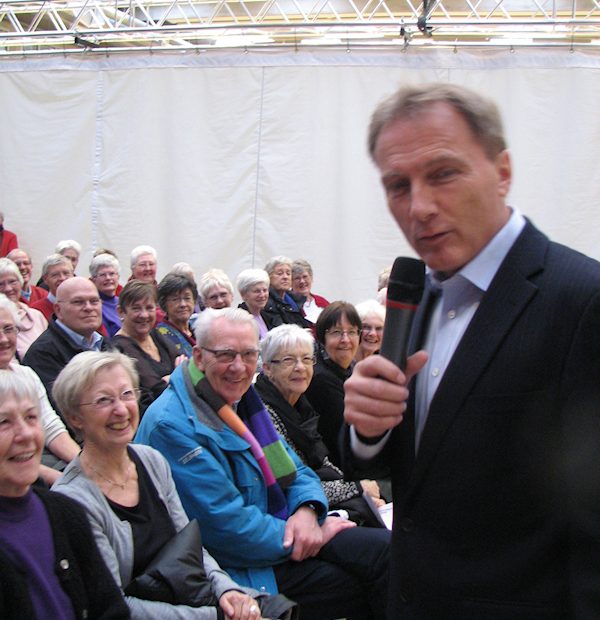 TV-lægen Peter Qvortrup Geisling havde forsamlingen i sin hule hand.