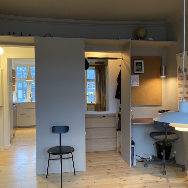 Færdig væg med skriveplads og lille walk-in