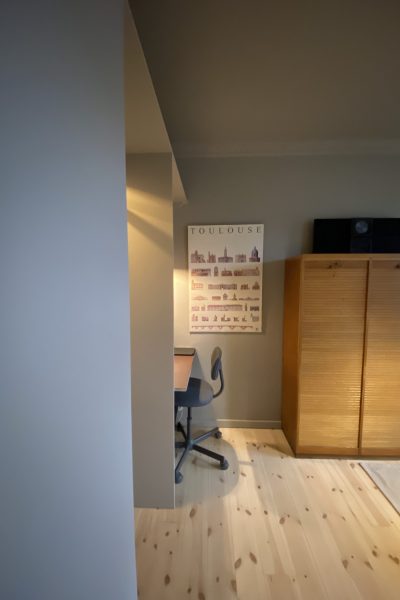 Stue med skrivebord og fremskudt væg