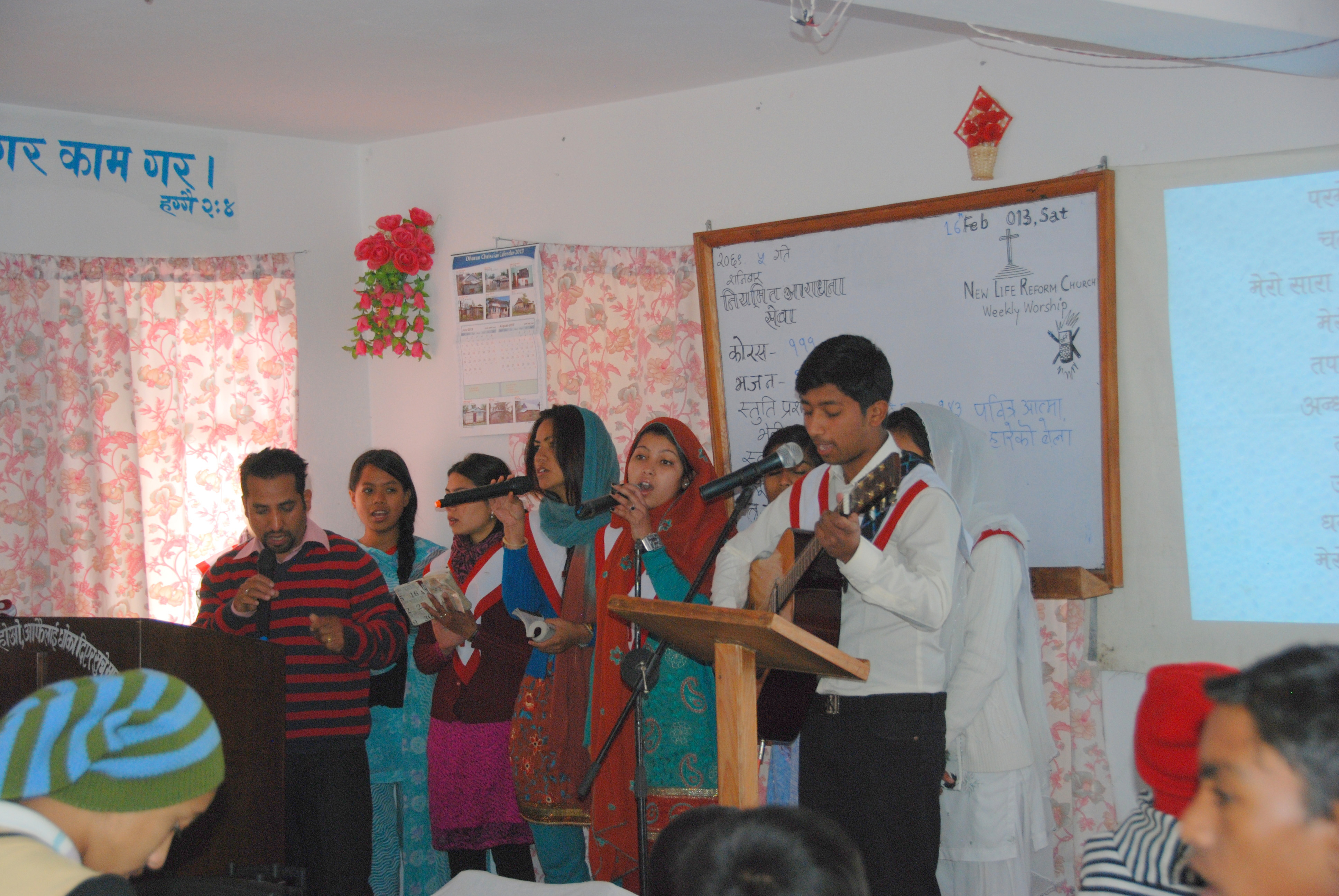 Ungdommer leder sanggruppen i Kathmandu i 2013