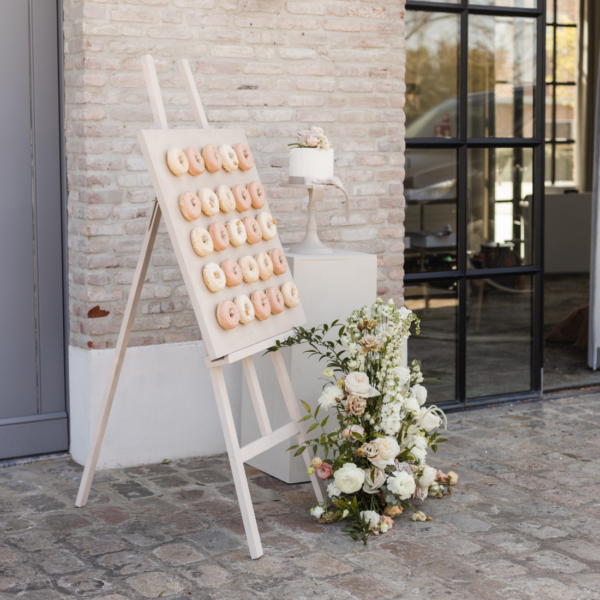 schildersezel met donutbord geschikt voor bruiloft decoratie