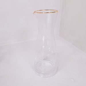 waterkan met gouden rand voor bruiloft decoratie