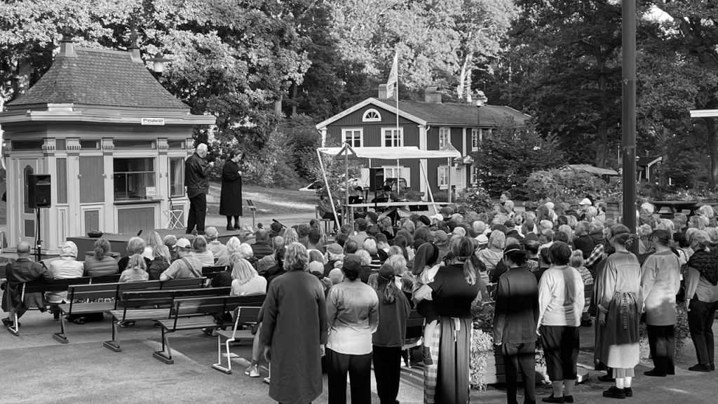 Publik som tittar på en utomhus teater