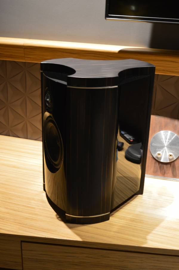 Geometric Harmony Speakers <br> CALLAS