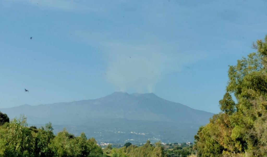 Top 10 Italien. Mount Etna med røg fra toppen. Billedet er taget på 10 km´s afstand