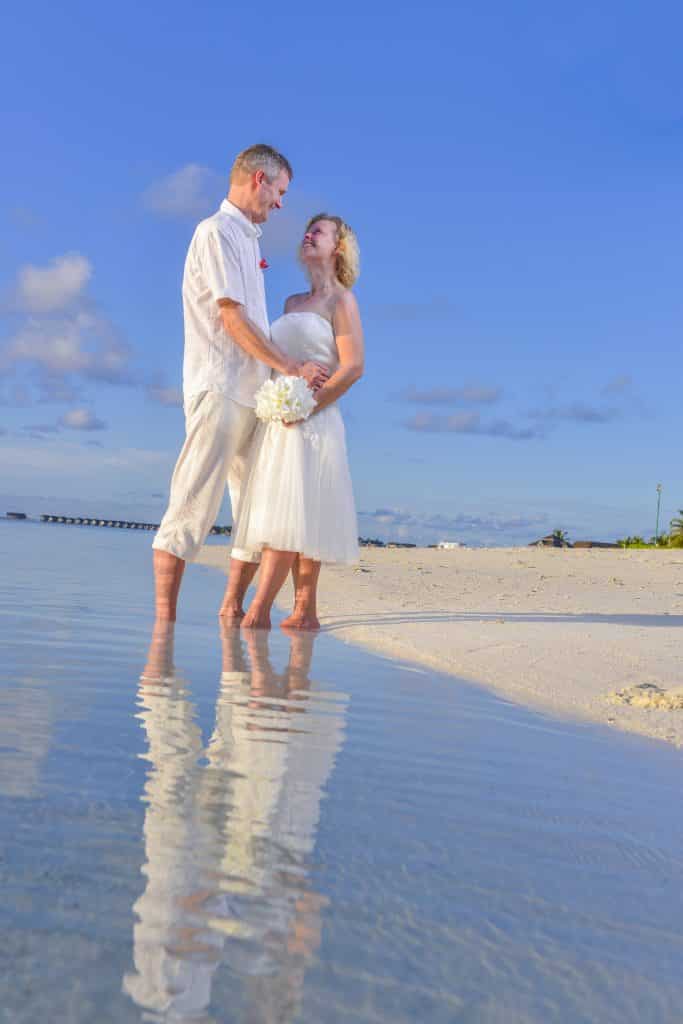 Bryllup på Maldiverne. Billede af brudeparret på stranden