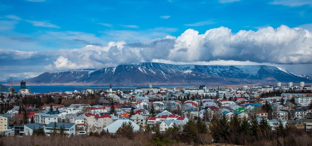 vandfald og geyser på Island. Udsigt over Reykjavik.