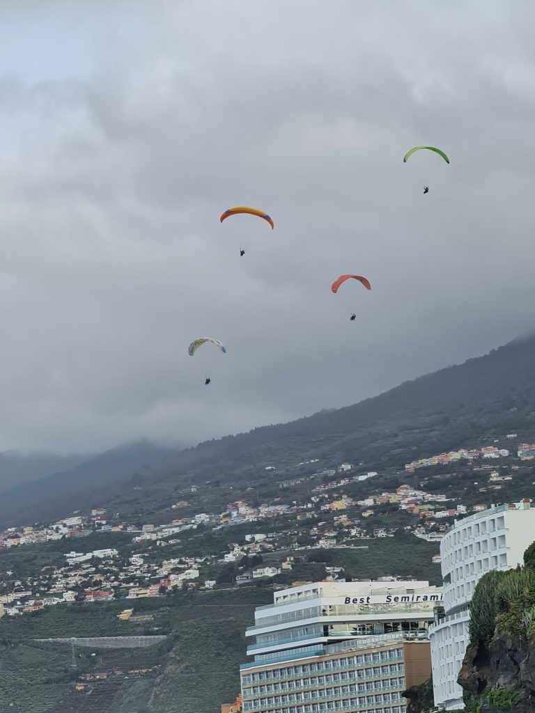 Hang gliders. Puerto de la Cruz. Tenerife