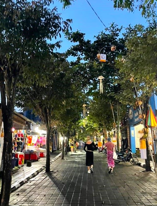 Shopping- og restaurantgaden i Canggu.