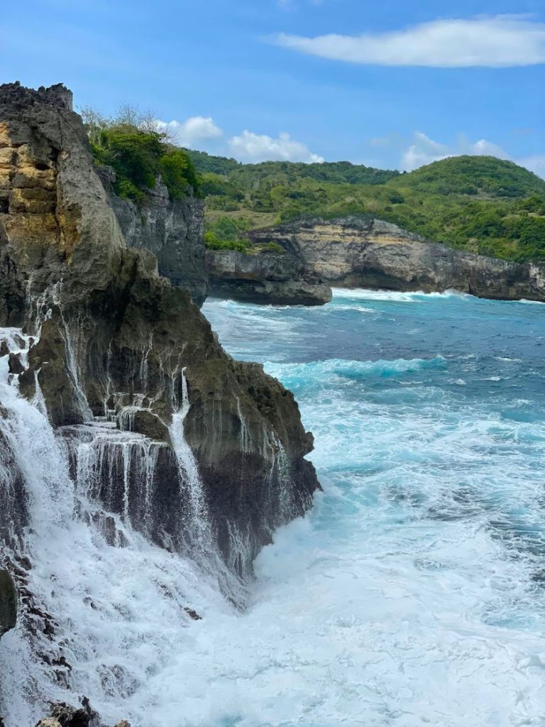 Angelsk Billabong. Naturlig Infinity Pool omgivet af klipper. Nusa Penida, Indonesien.