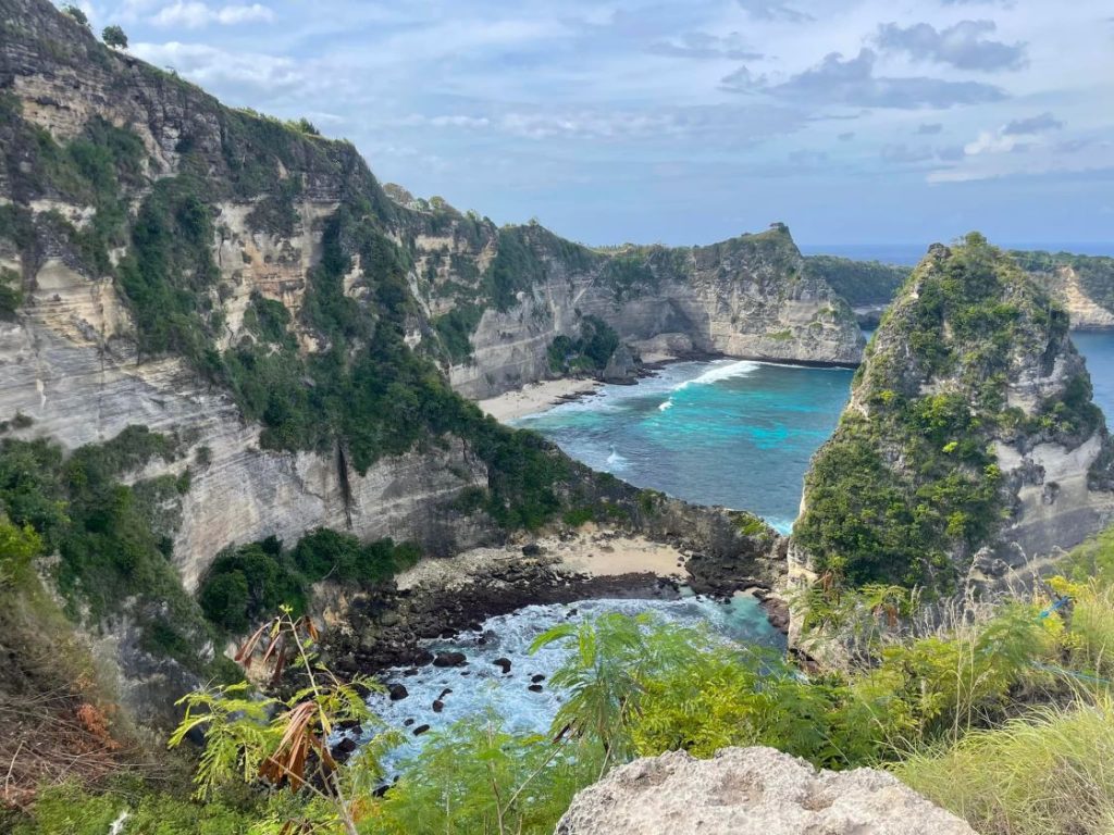 Diamond Beach på den indonesiske ø Nusa Penida. Stranden set fra udsigtspunktet Thousand Island view point.