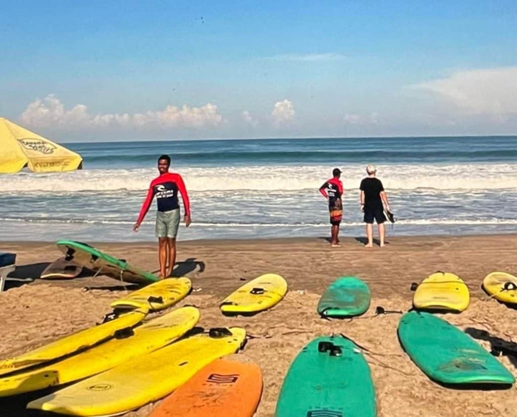 Bedste oplevelser på Bali. Surfing. Billedet viser surfbræderne, der ligger klar på stranden