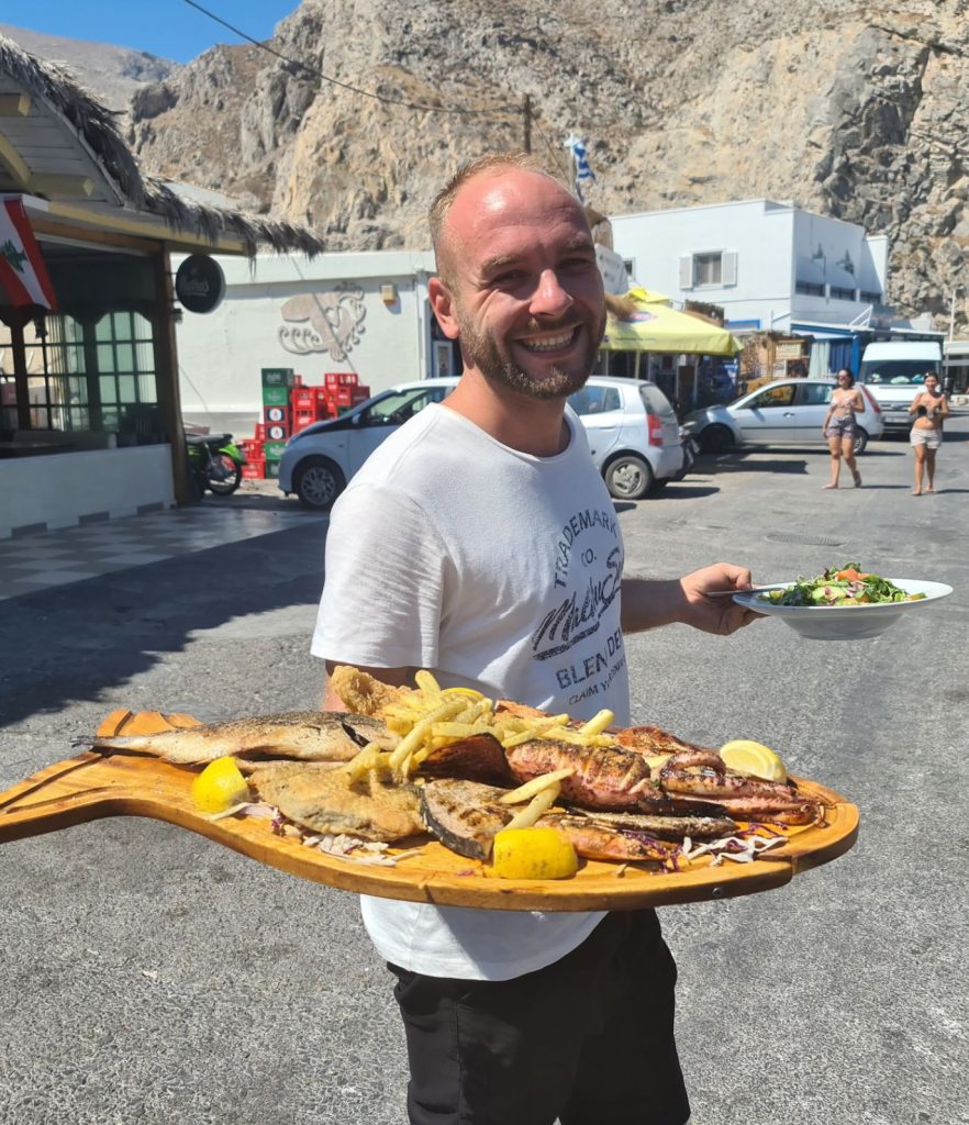 Tjener med fiskeplatte, Perissa, Santorini, Grækenland