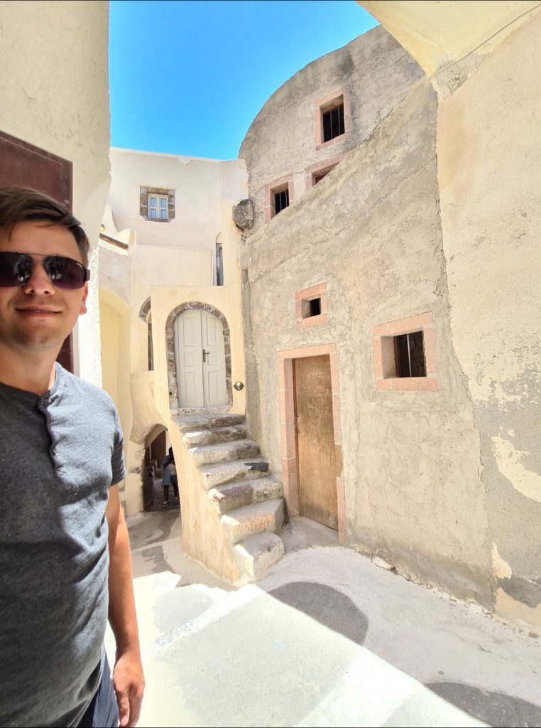 Christoffer i en lille gyde i borgen i Emporio på santorini