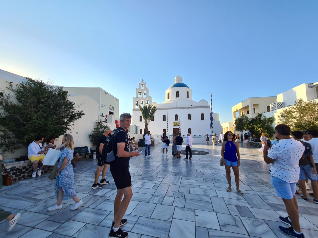 Torvet i Oia på Santorini. Skyggerne bliver lange, og vi nærmer os solnedgang