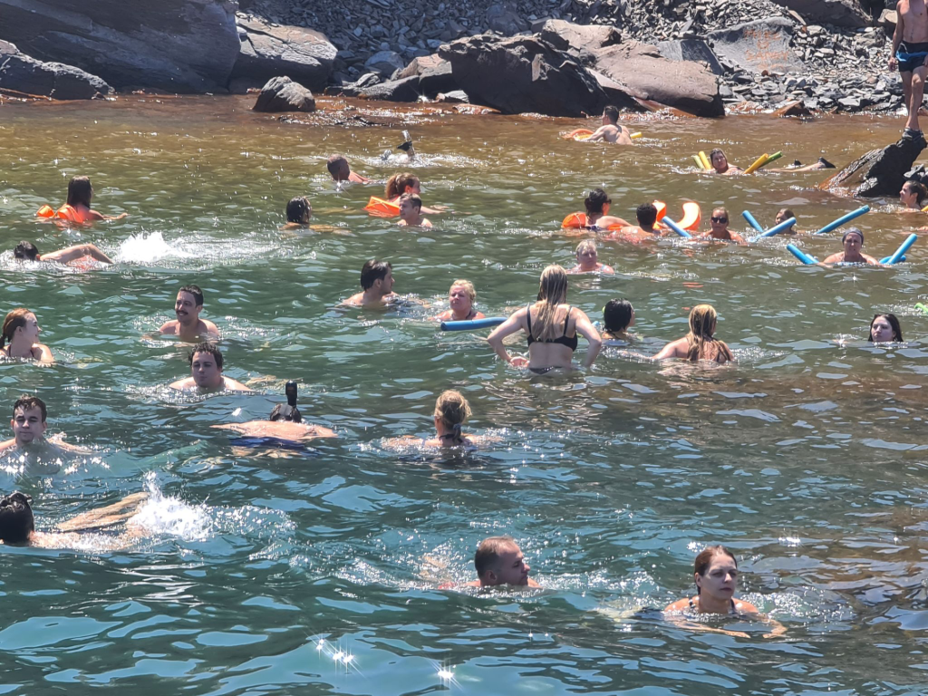 Sejltur i et vulkansk krater. Santorini. Den varme kilde ved Palia Kameni.