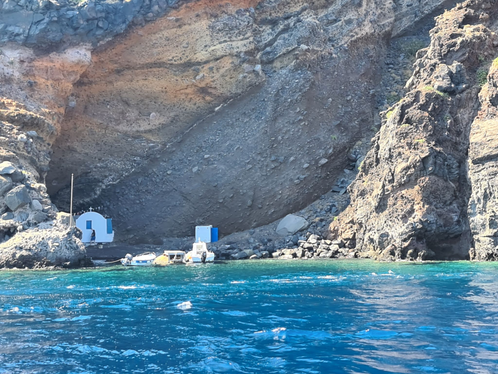 Sejltur i et vulkansk krater. Santorini.
Det lille mindesmærke nedenfor Fira.