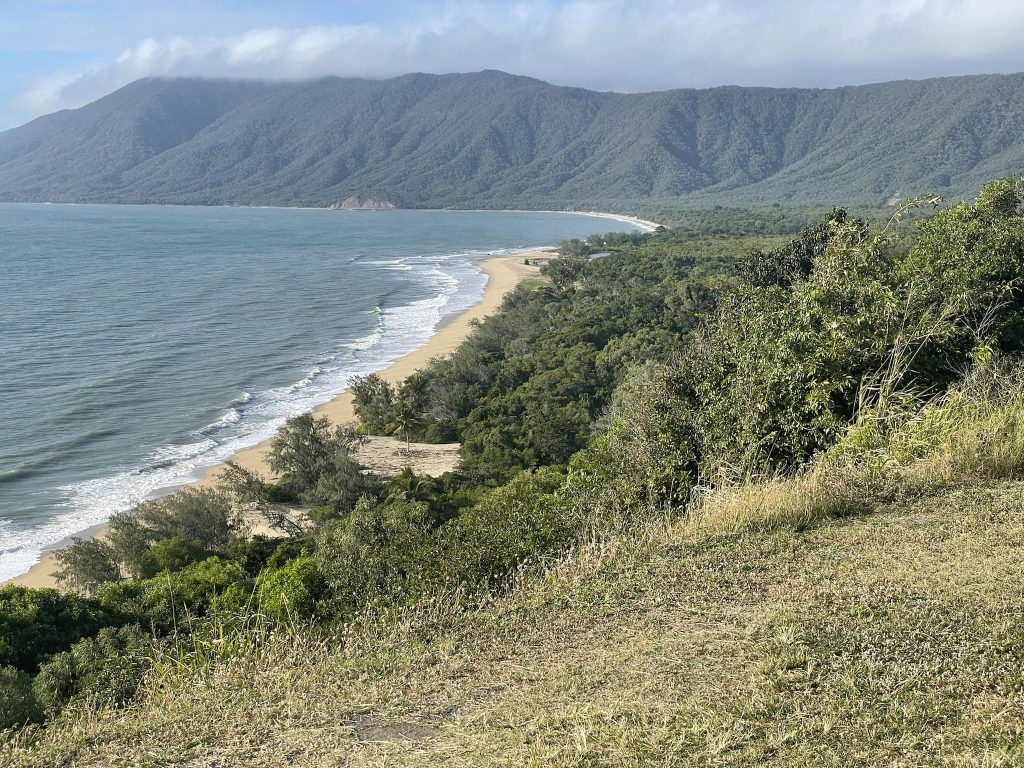 4 mile beach ved Cairns, Australien. Stranden set fra et udsigtspunkt.