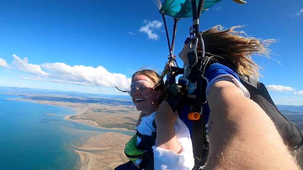 Skydiving Airlie Beach. Nærbillede af Kathrine på vej ned. Fantastisk udsigt i baggrunden.