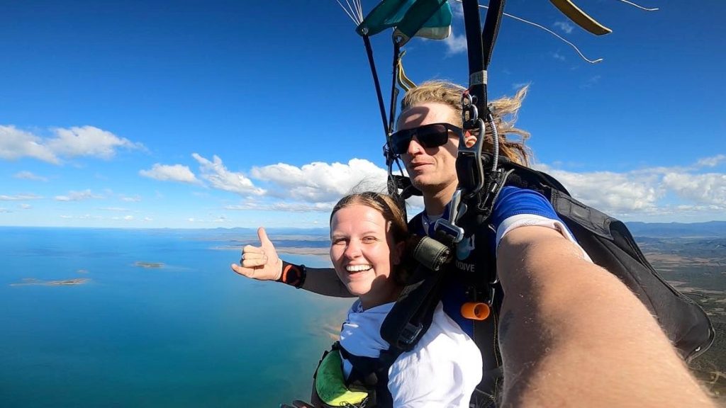 Skydiving i Airlie Beach. Nærbillede af Kathrine på vej ned. Fantastisk udsigt i baggrunden.