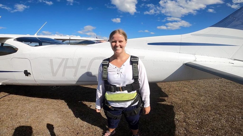 Skydiving i Airlie Beach. Kathrine foran flyvemaskinen inden starten