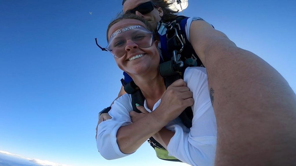 Skydiving Airlie Beach. Nærbillede af Kathrine på vej ned.