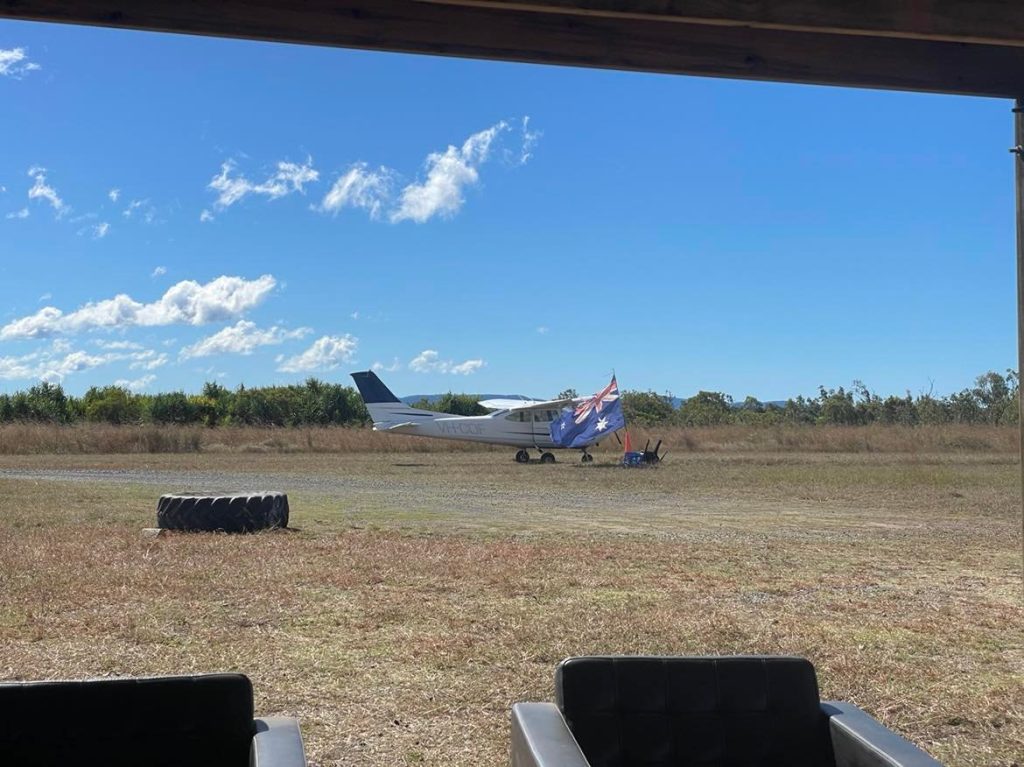 Skydiving Airlie Beach. Flyvemaskinen står igen sikkert på jorden.