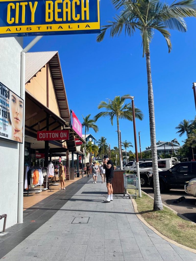 Airlie Beach. Gaden med butikker.