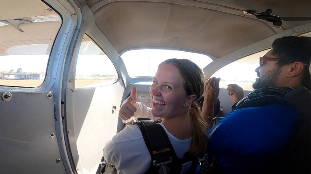 Skydiving Airlie Beach. Nærbillede af Kathrine i flyvemaskinen få minutter før udspringet.