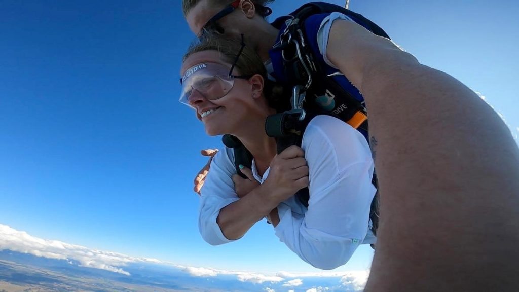 Skydiving i Airlie Beach. Nærbillede af Kathrine på vej ned.