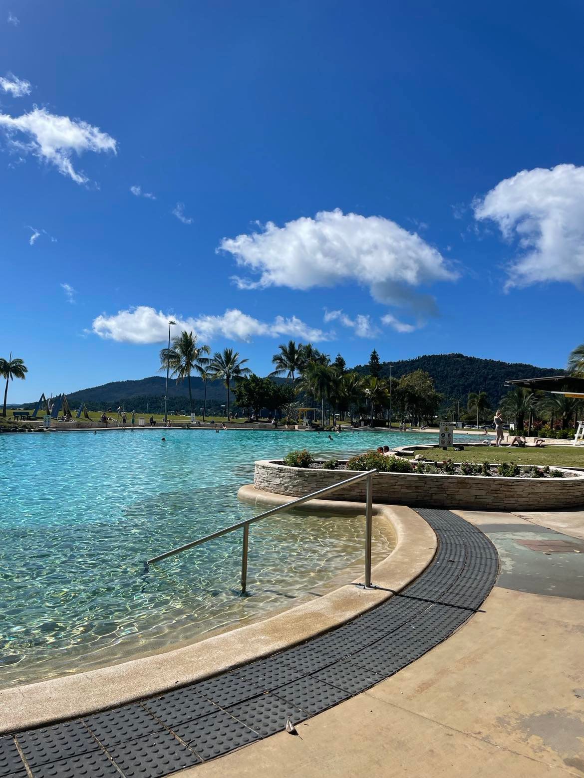 Withsundays og Airlie beach. Strandpromenaden i Airlie beach