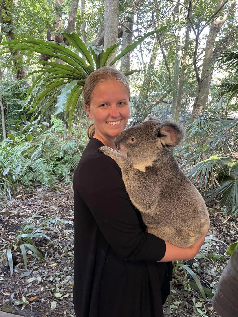 Brisbane.. Lonepine Koala Sanctuary. Nærbillede af Kathrine med Koala på armen