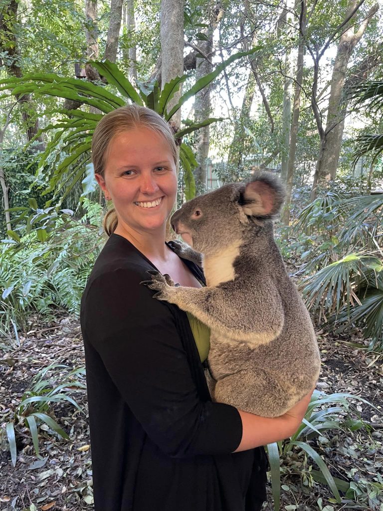 Brisbane.. Lonepine Koala Sanctuary. Nærbillede af Kathrine med Koala på armen