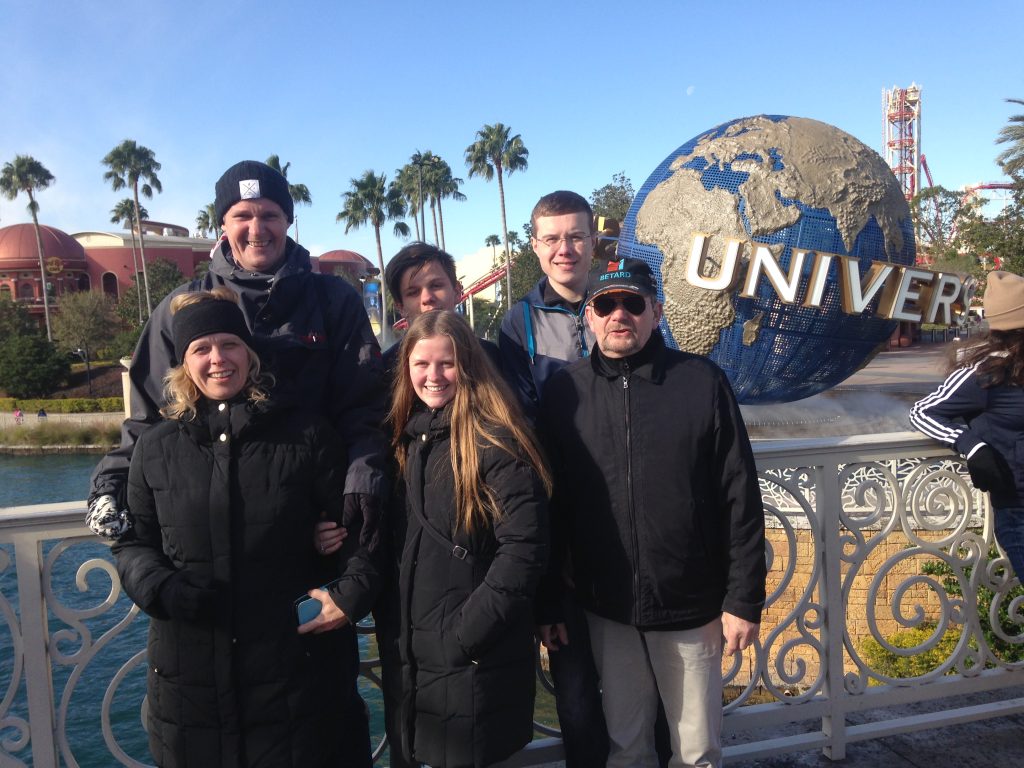 Orlando, Florida. Hele familien foran Universal studios´ stor globus
